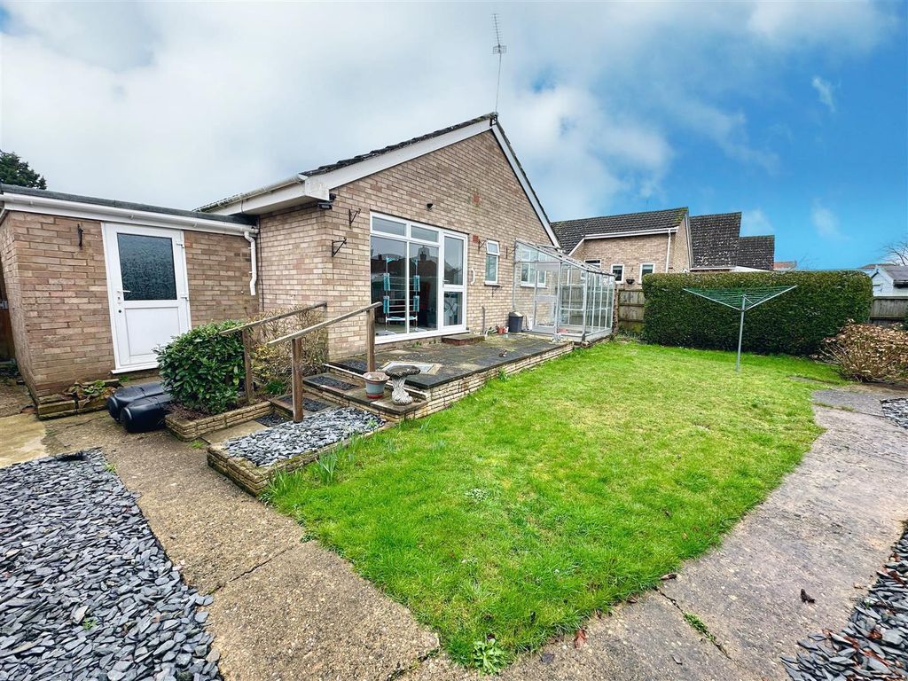 3 bed detached bungalow for sale in New Close, Acle NR13, £335,000