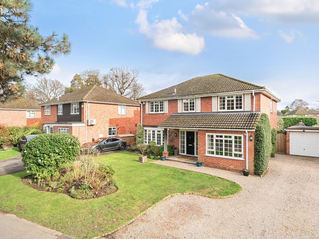 4 bed detached house for sale in Crossacres, Pyrford Woods GU22, £1,250,000