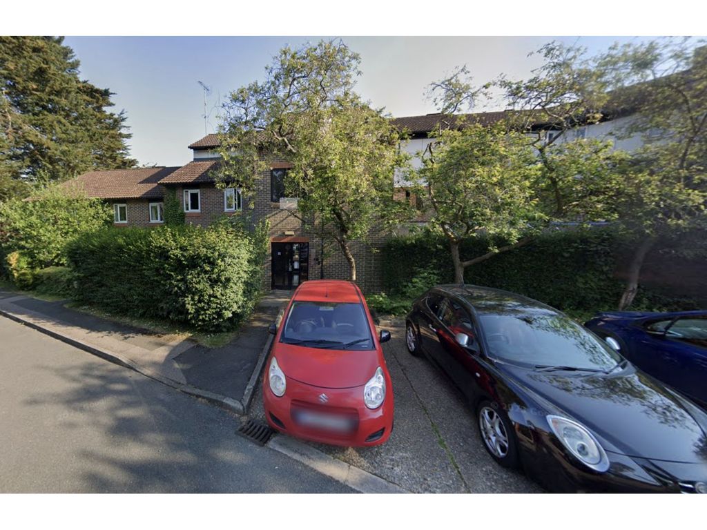 Studio to rent in Willow Close, Dorking RH5, £750 pcm
