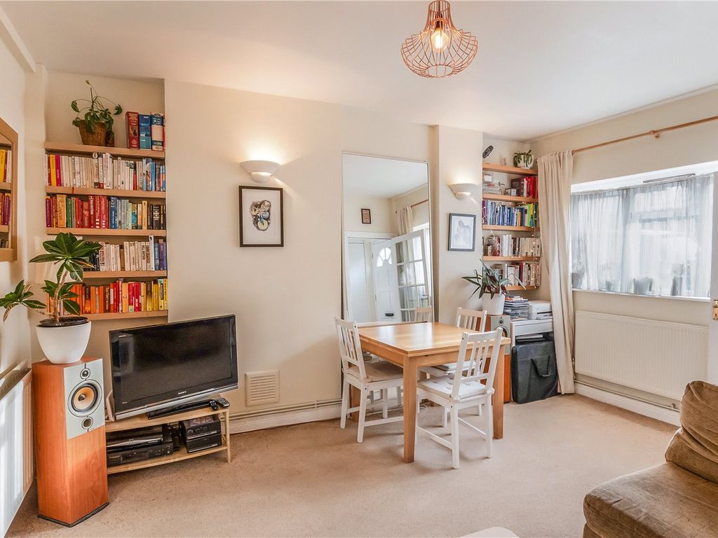 1 bed flat for sale in Gibbon Road, Nunhead, London SE15, £425,000