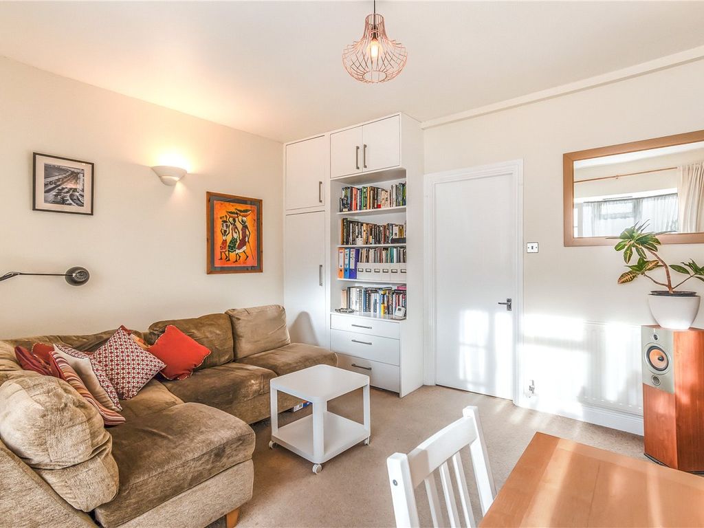 1 bed flat for sale in Gibbon Road, Nunhead, London SE15, £425,000