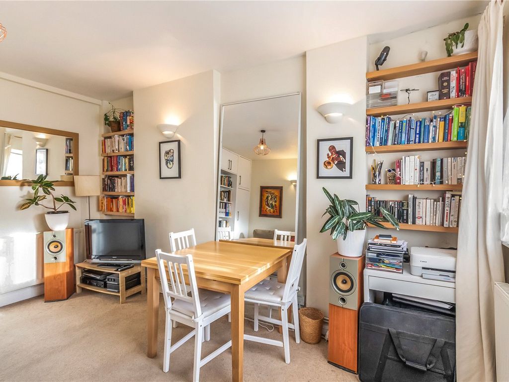 1 bed flat for sale in Gibbon Road, Nunhead, London SE15, £425,000