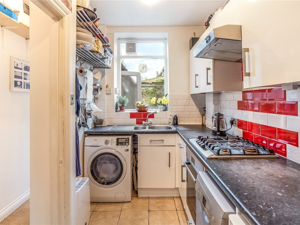 1 bed flat for sale in Gibbon Road, Nunhead, London SE15, £425,000