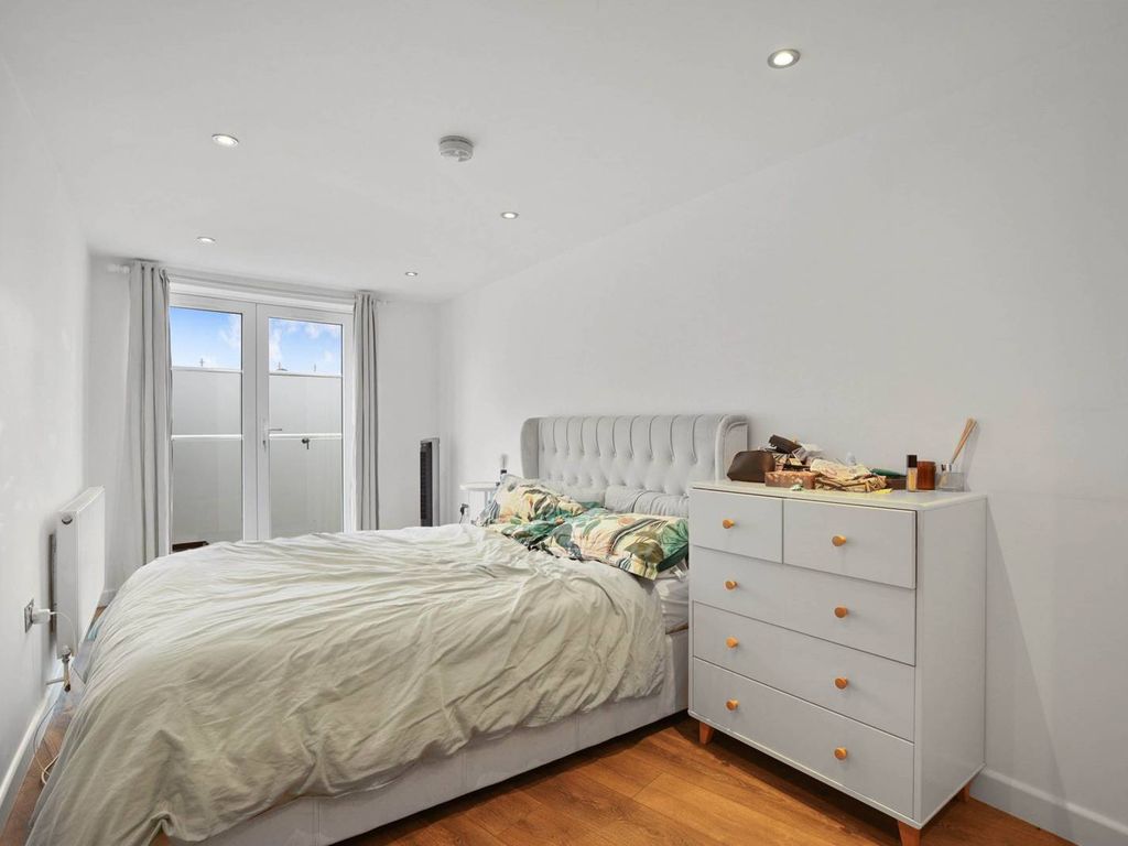 1 bed flat for sale in East Dulwich Road, East Dulwich, London SE22, £400,000