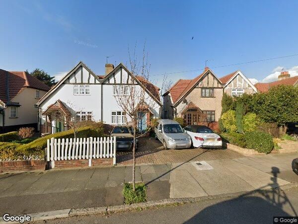 2 bed flat to rent in The Crossways, Hounslow TW5, £1,750 pcm