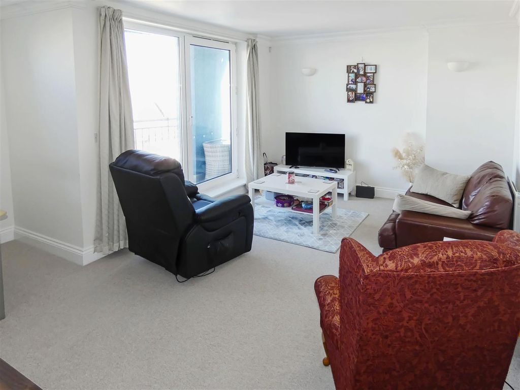 1 bed flat for sale in Pier Road, Littlehampton BN17, £170,000