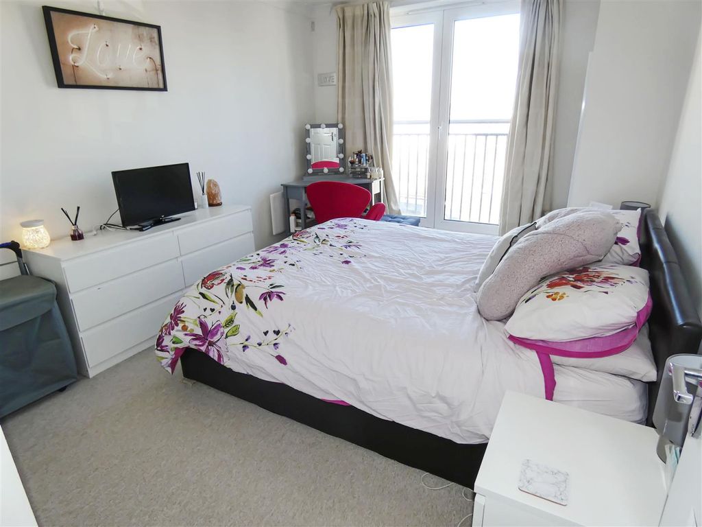 1 bed flat for sale in Pier Road, Littlehampton BN17, £170,000
