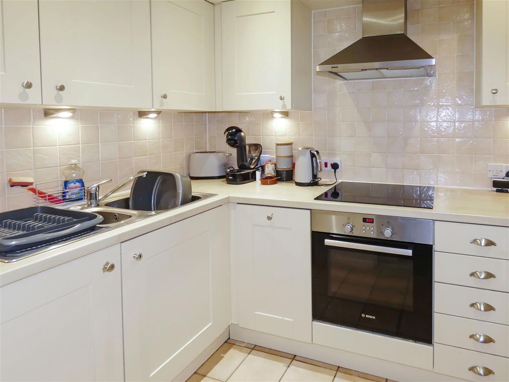 1 bed flat for sale in Pier Road, Littlehampton BN17, £170,000