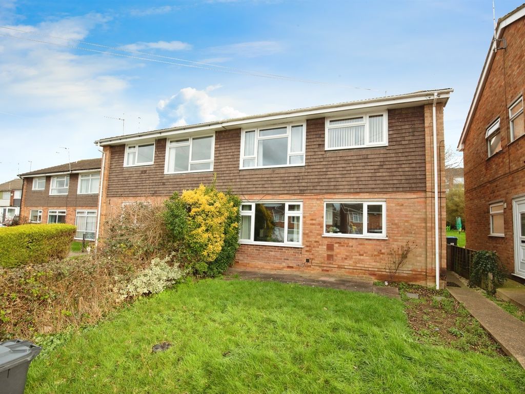 2 bed flat for sale in Frobisher Road, Rugby CV22, £130,000