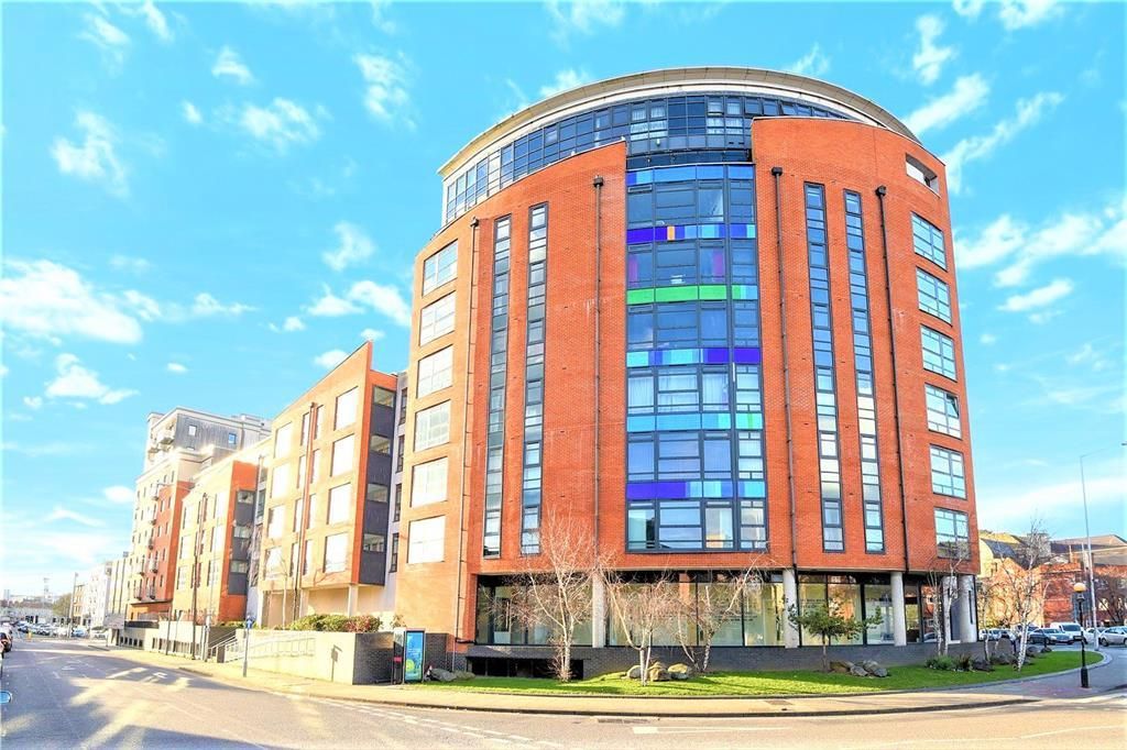 2 bed flat for sale in Kennet Street, Reading RG1, £225,000