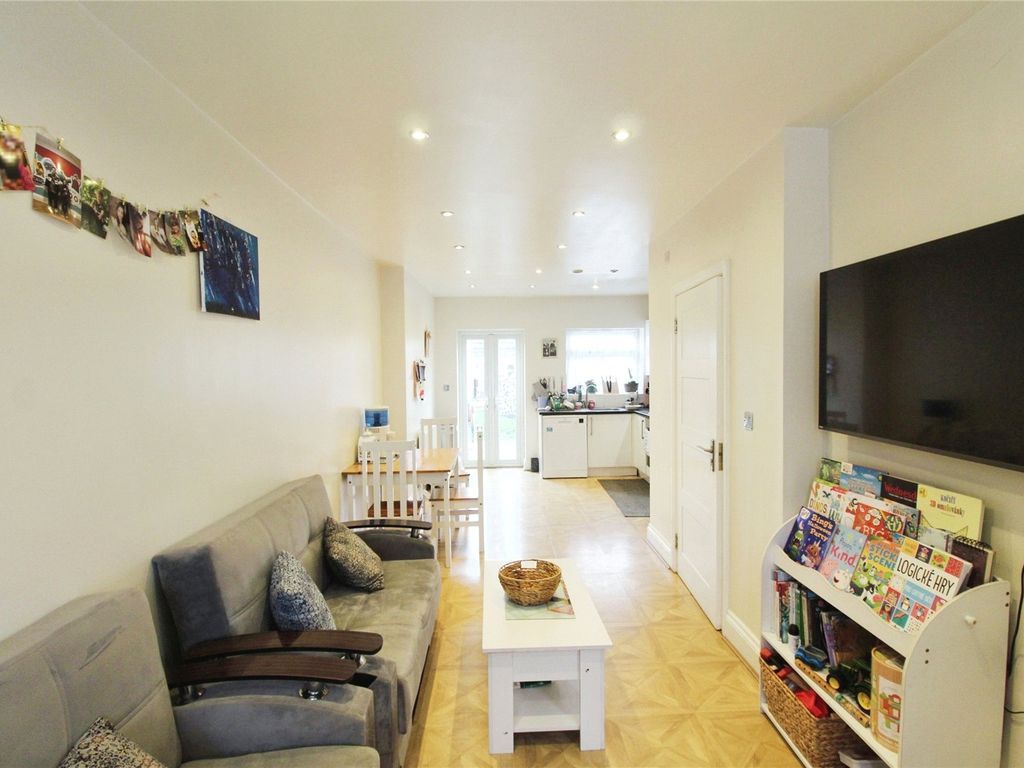 2 bed end terrace house for sale in Wallington Road, Ilford IG3, £420,000
