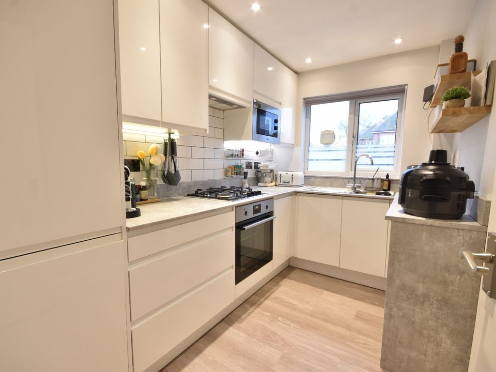 2 bed flat for sale in Horley, Surrey RH6, £225,000