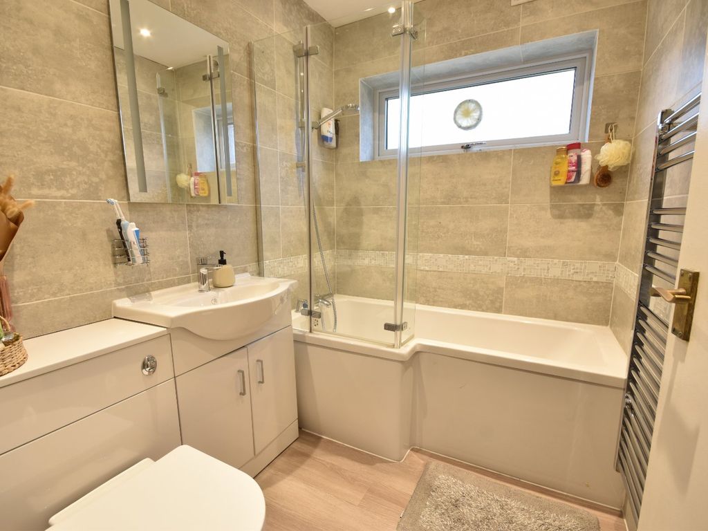 2 bed flat for sale in Horley, Surrey RH6, £225,000