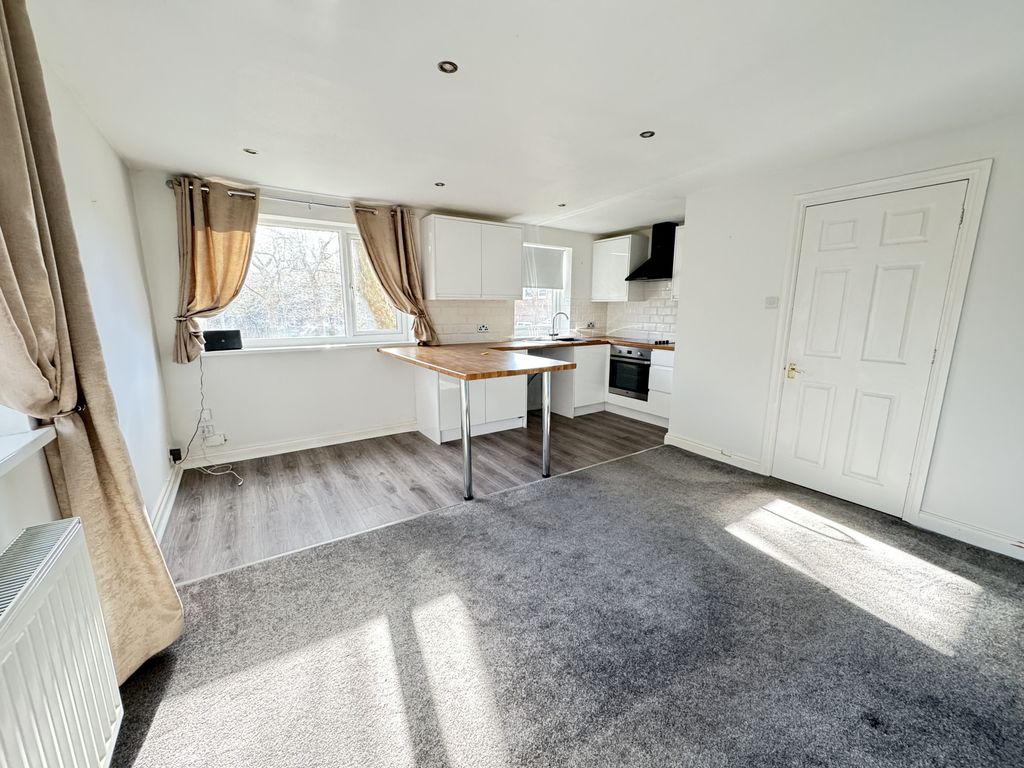 1 bed flat to rent in Adel Wood Road, Leeds LS16, £795 pcm