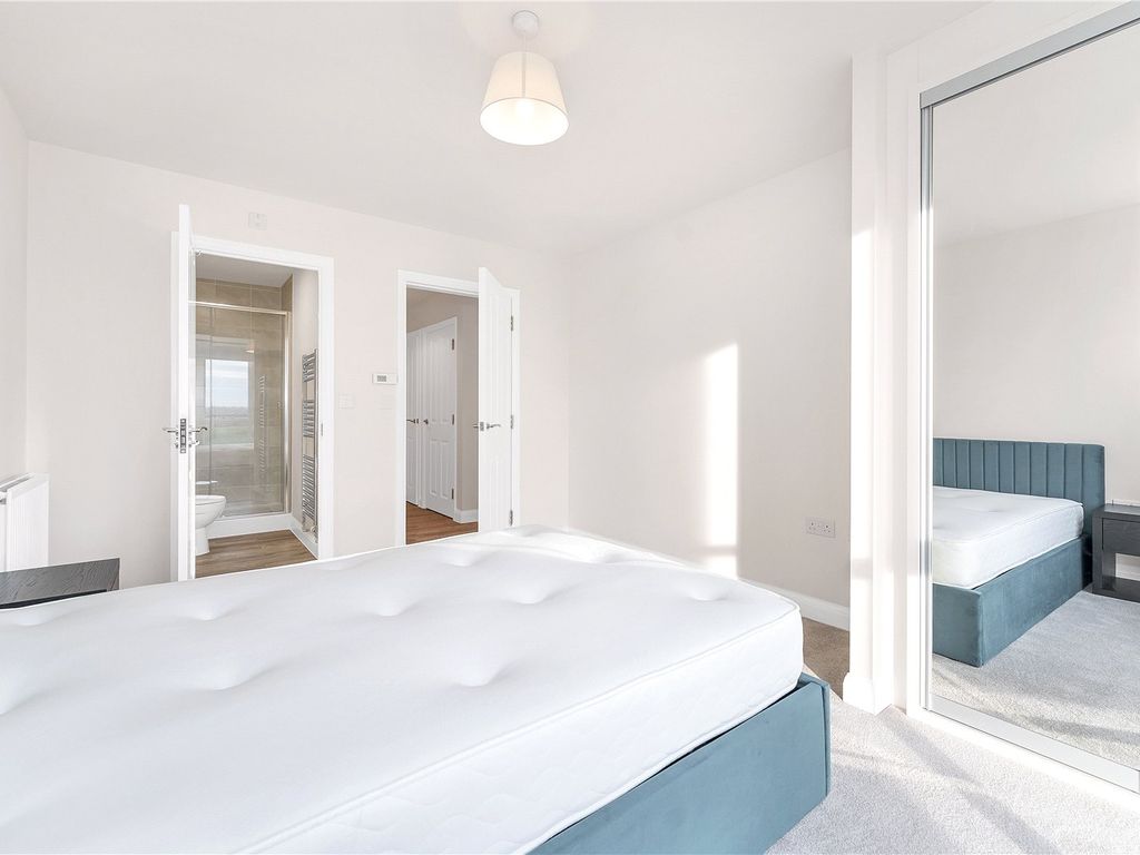 2 bed flat to rent in Osprey Drive, Trumpington, Cambridge, Cambridgeshire CB2, £1,750 pcm