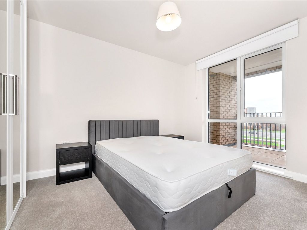2 bed flat to rent in Osprey Drive, Trumpington, Cambridge, Cambridgeshire CB2, £1,750 pcm
