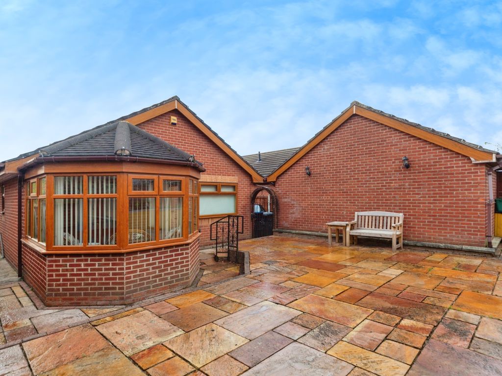 3 bed bungalow for sale in The Links, Wrexham LL13, £280,000
