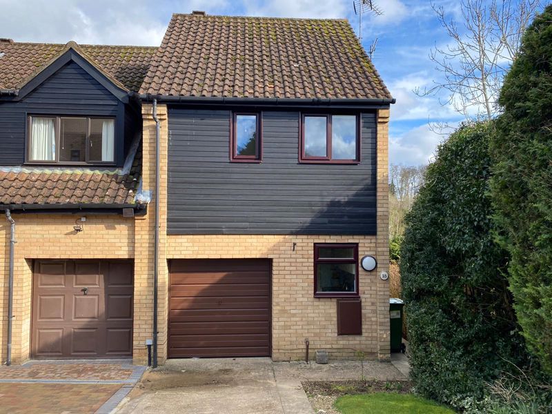 2 bed end terrace house for sale in Kingsley Drive, Marlow SL7, £400,000