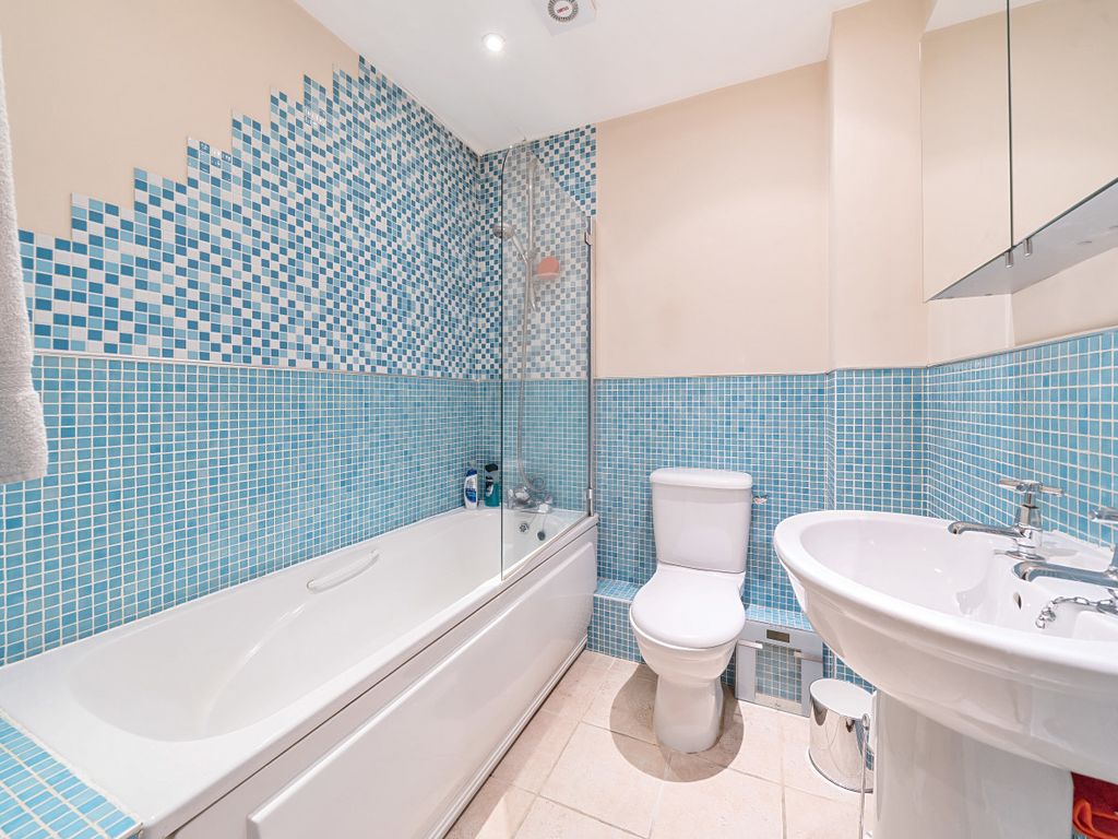 2 bed flat for sale in Sandford Road, Bromley BR2, £400,000