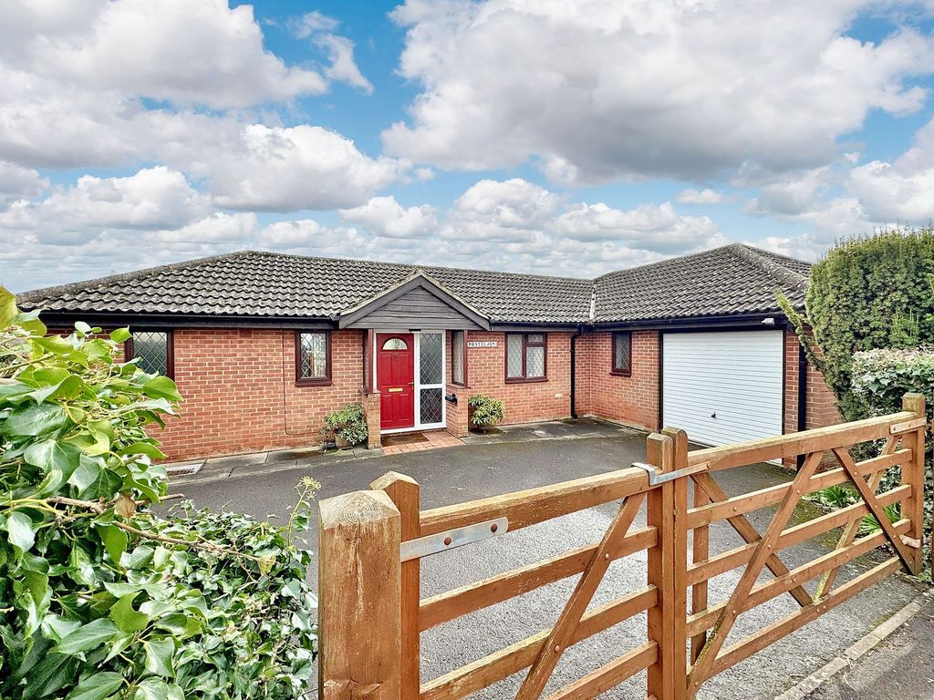 3 bed detached bungalow for sale in Main Road, Appleford OX14, £550,000