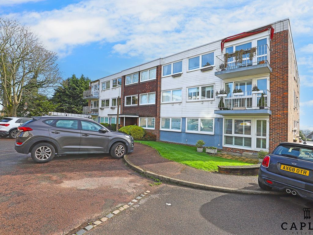 3 bed flat for sale in High Road, Greenhill High Road IG9, £650,000