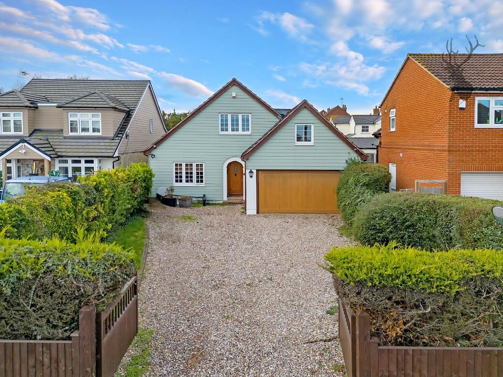 3 bed detached house for sale in Hullbridge Road, South Woodham Ferrers, Chelmsford CM3, £700,000