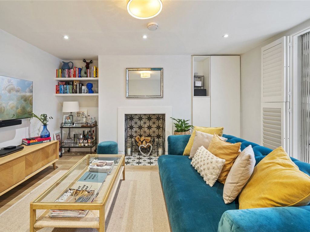 2 bed flat for sale in Hemingford Road, Barnsbury, London N1, £1,250,000