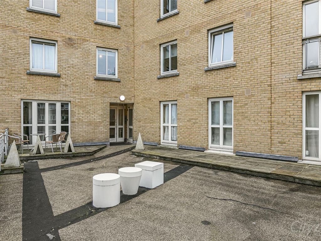1 bed flat for sale in Cornell Building, Aldgate Triangle, Aldgate East E1, £349,995