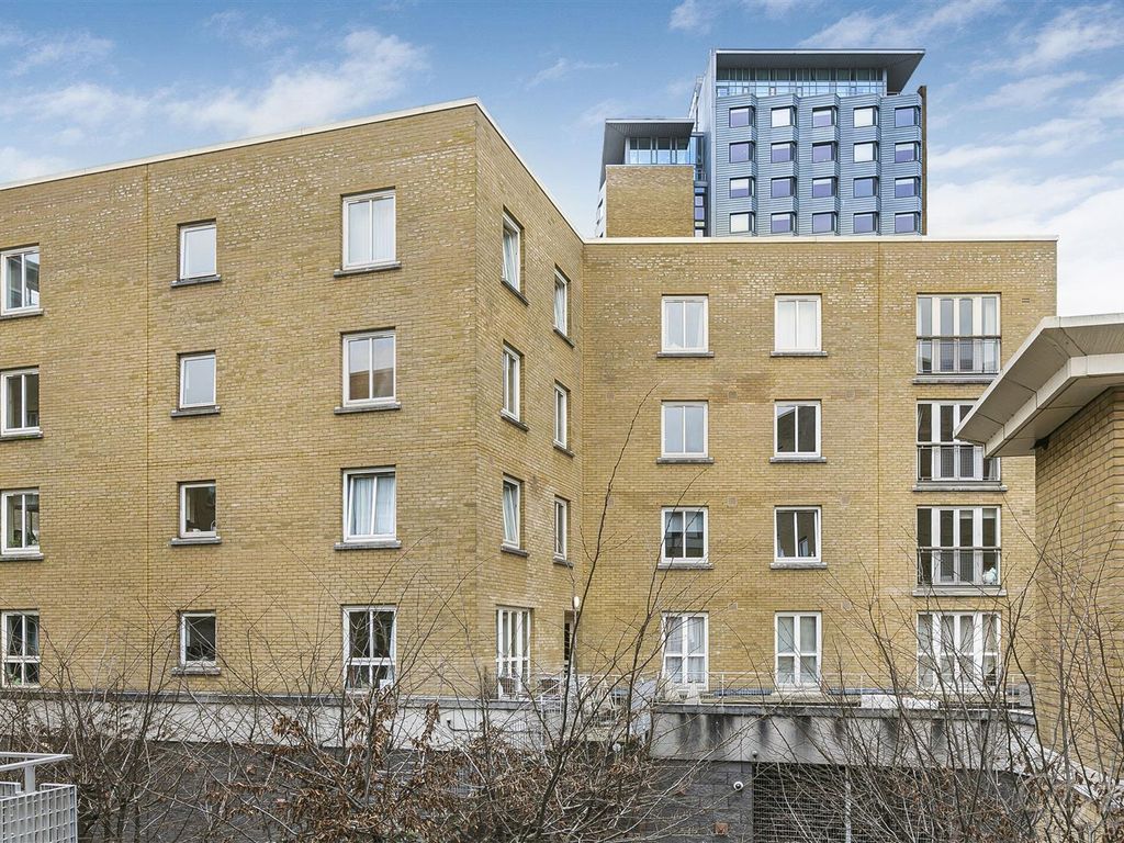 1 bed flat for sale in Cornell Building, Aldgate Triangle, Aldgate East E1, £349,995