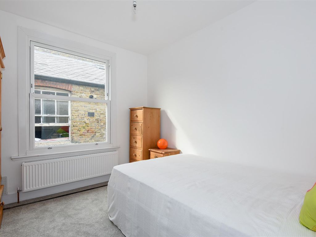 3 bed flat to rent in Stapleton Road, Tooting Bec SW17, £2,800 pcm