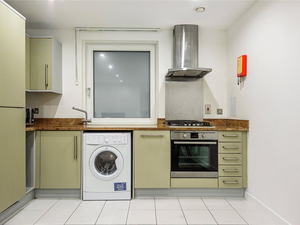 1 bed flat for sale in John Nash Mews, London E14, £350,000