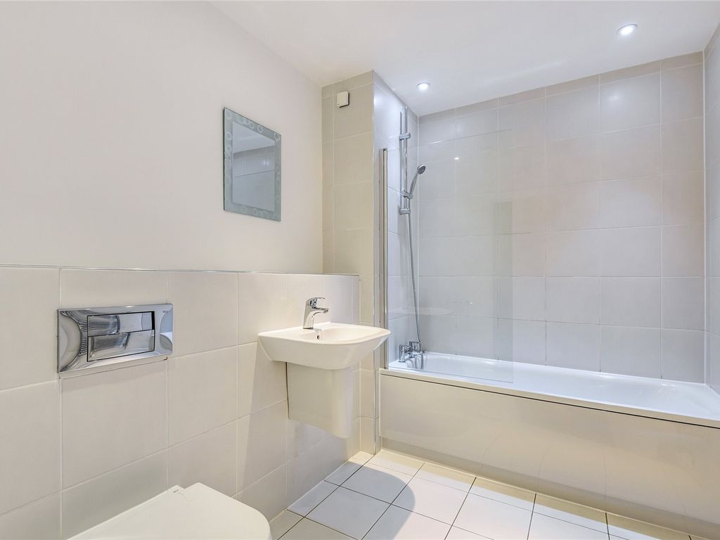 1 bed flat for sale in John Nash Mews, London E14, £350,000