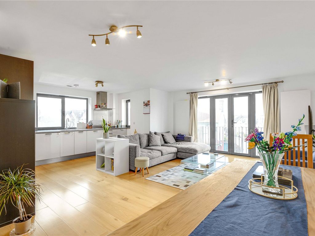 2 bed flat for sale in Clapham Park Road, London SW4, £685,000