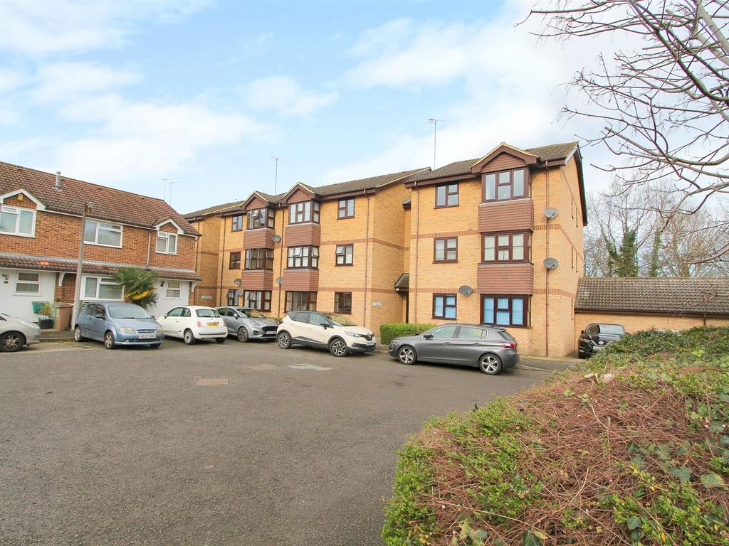 1 bed flat for sale in Barons Court, Whelan Way, Wallington SM6, £235,000