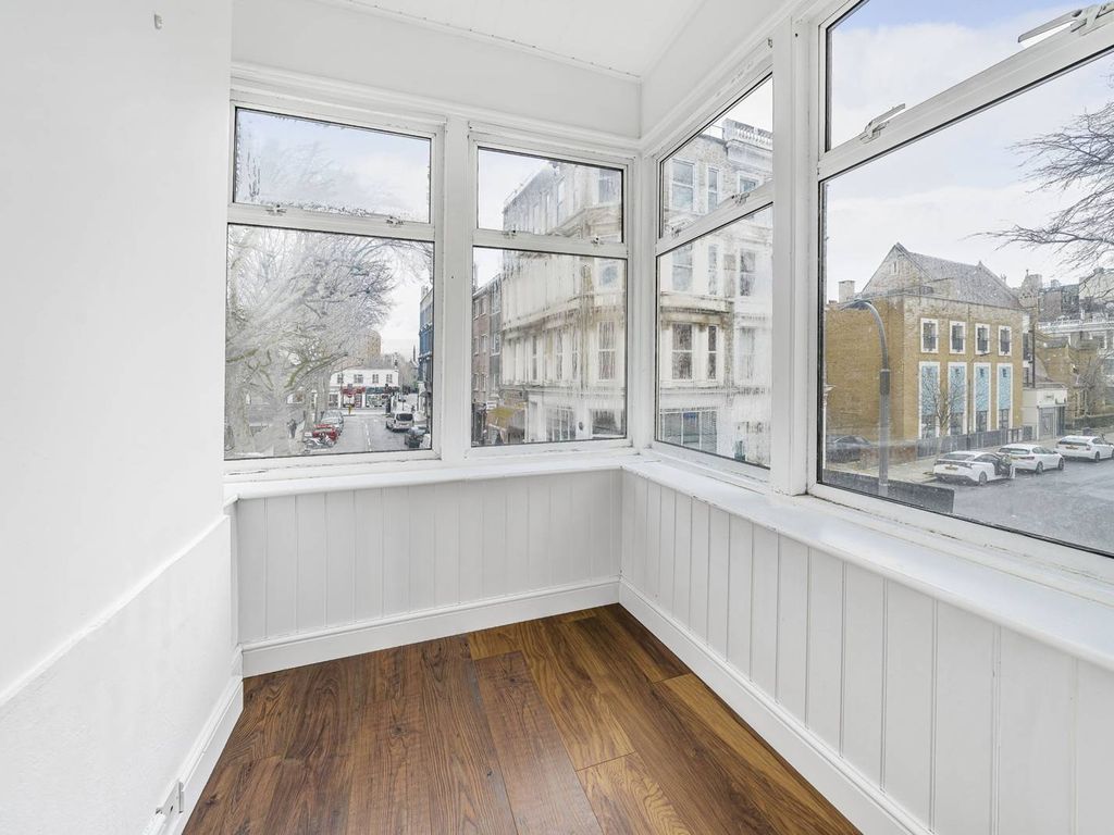 2 bed flat for sale in Barons Court Road, Barons Court, London W14, £625,000