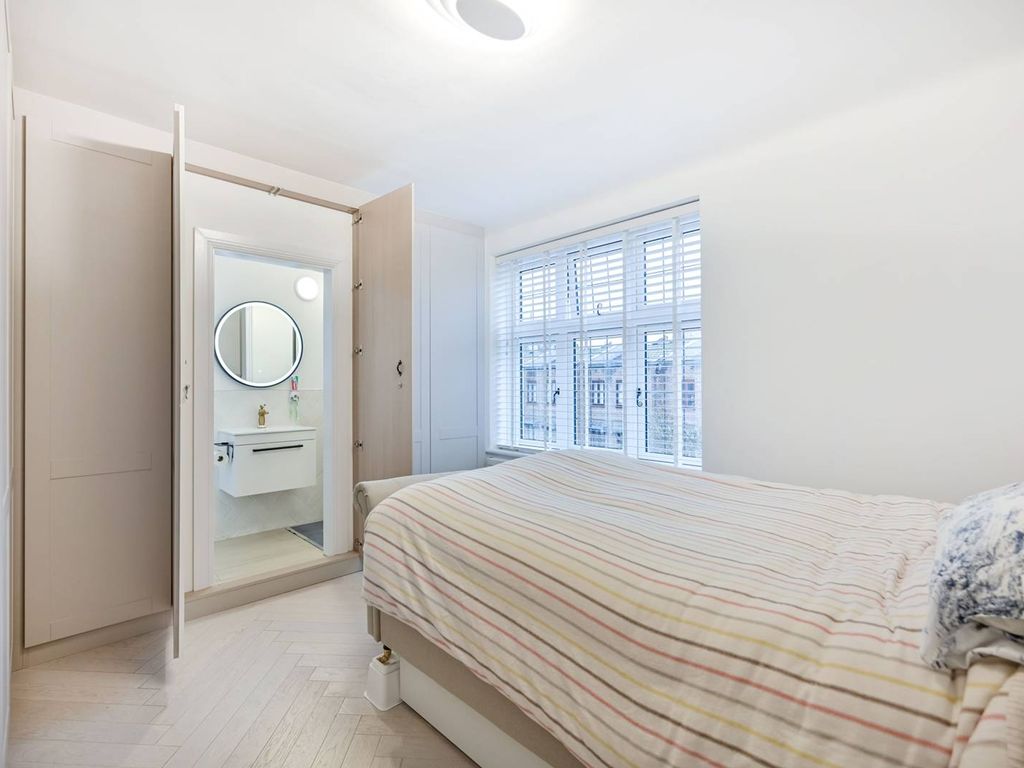 2 bed flat for sale in The Gateways, Richmond Green, Richmond TW9, £1,100,000