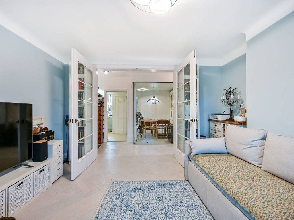 2 bed flat for sale in The Gateways, Richmond Green, Richmond TW9, £1,100,000