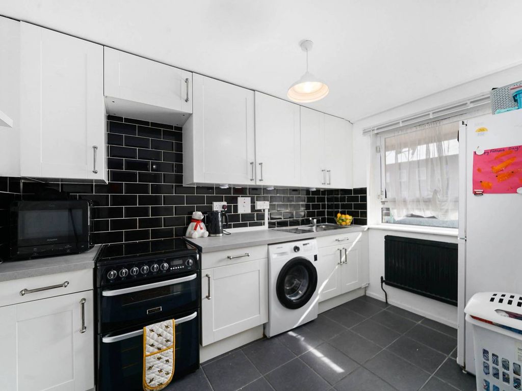 1 bed flat for sale in Saltwell Street, Tower Hamlets, London E14, £265,000