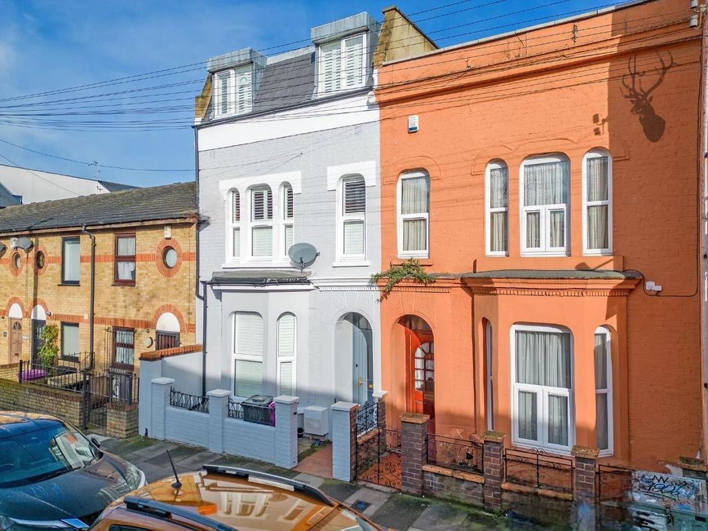 3 bed property for sale in Old Ford Road, London E3, £800,000