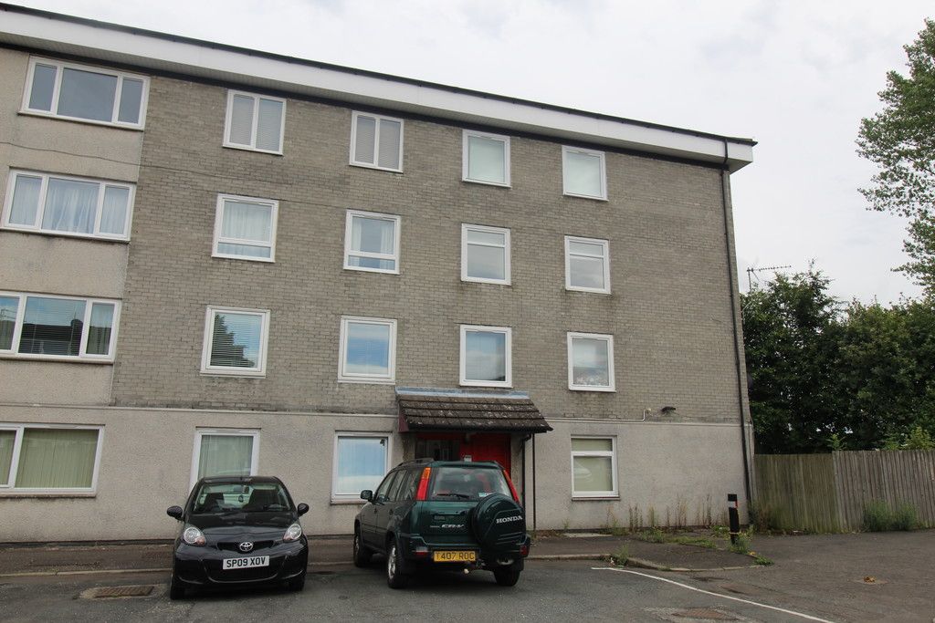 2 bed flat to rent in Abbotsford Drive, Grangemouth FK3, £575 pcm