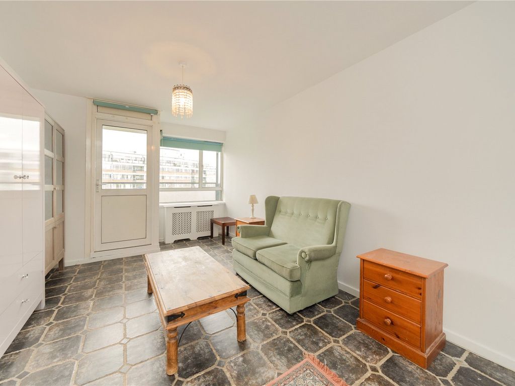 2 bed flat to rent in Gilbert House, Churchill Gardens, London SW1V, £2,492 pcm