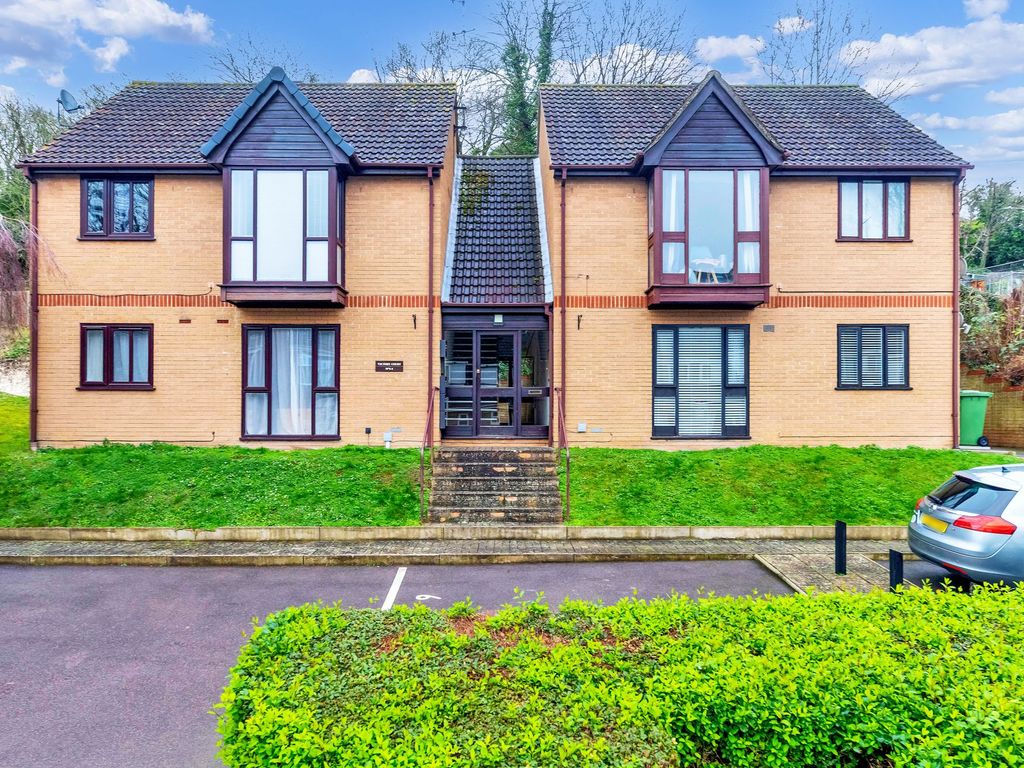1 bed flat for sale in Grange Bottom, Royston SG8, £220,000