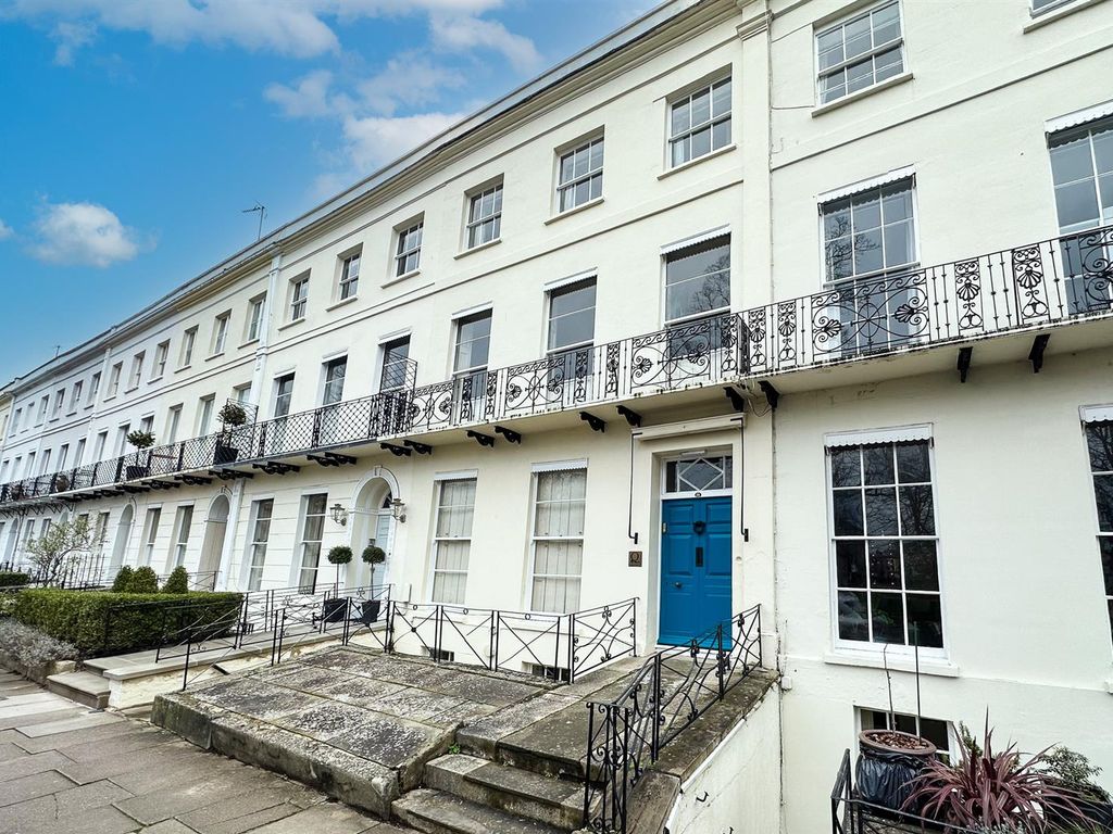 2 bed flat to rent in Montpellier Spa Road, Cheltenham GL50, £1,495 pcm