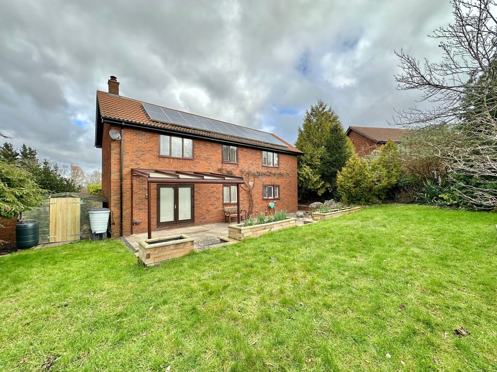 4 bed detached house to rent in The High Street, Two Mile Ash MK8, £2,250 pcm