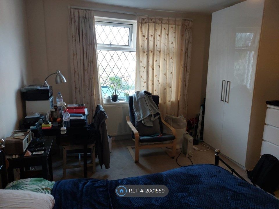 Room to rent in Jersey Road, Hounslow TW5, £725 pcm