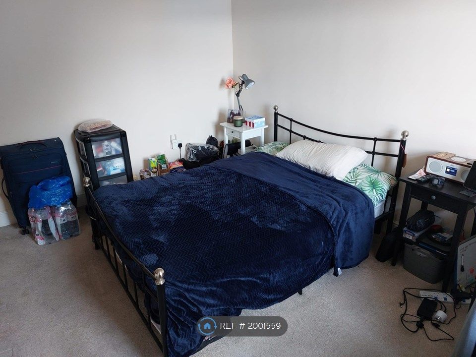 Room to rent in Jersey Road, Hounslow TW5, £725 pcm
