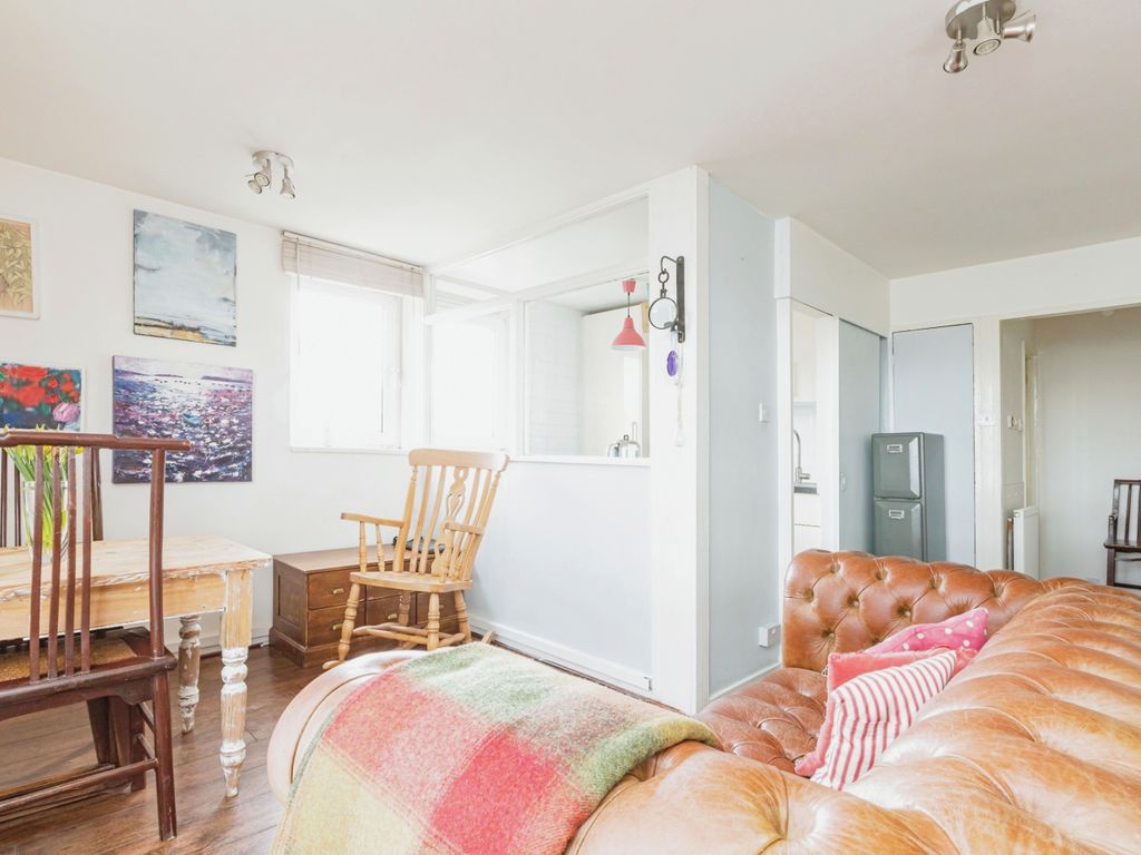 1 bed flat for sale in Oakley Square, London NW1, £450,000