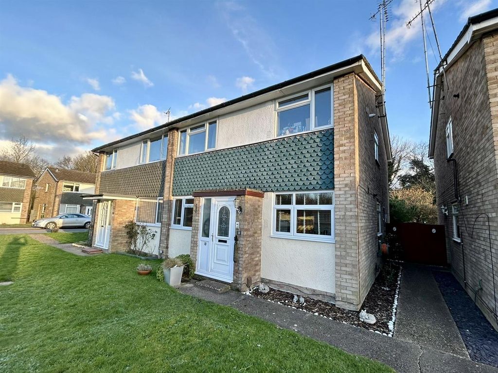 2 bed maisonette for sale in Sycamore Drive, Park Street, St. Albans AL2, £315,000