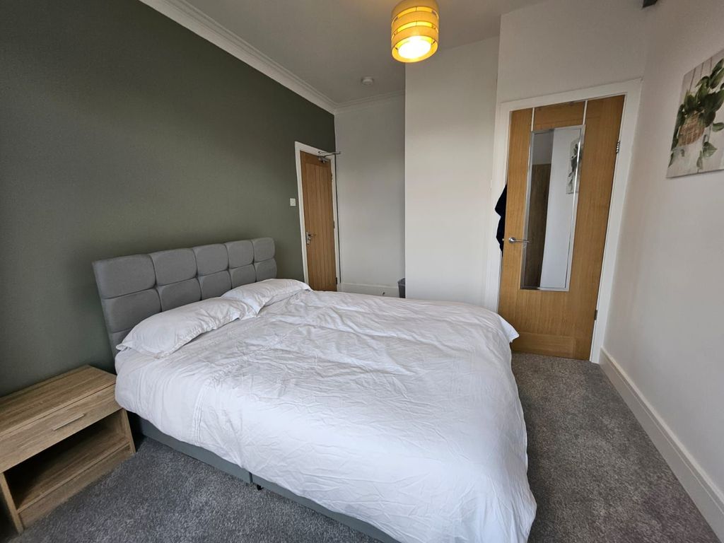Room to rent in Room 1, Bentley Road, Doncaster DN5, £498 pcm