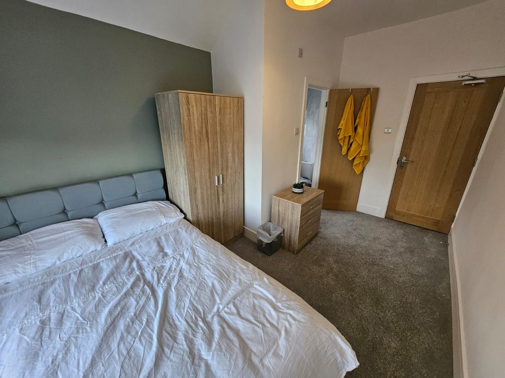 Room to rent in Room 3, 53 Bentley Road, Doncaster DN5, £477 pcm